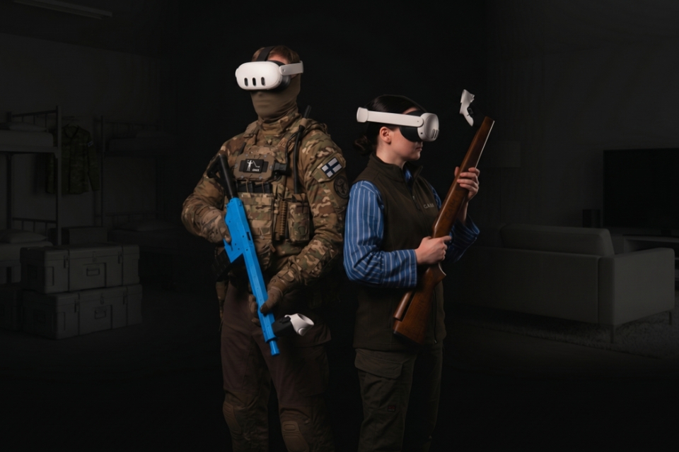 En militär och en jägare står rygg mot rygg och bär GAIM professionals VR-träningsglasögon och gevär. 