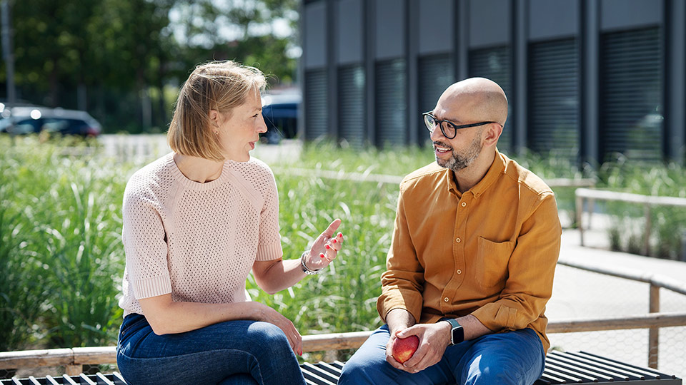Kollegor Utomhus Samtal Gron Miljo.Jpg