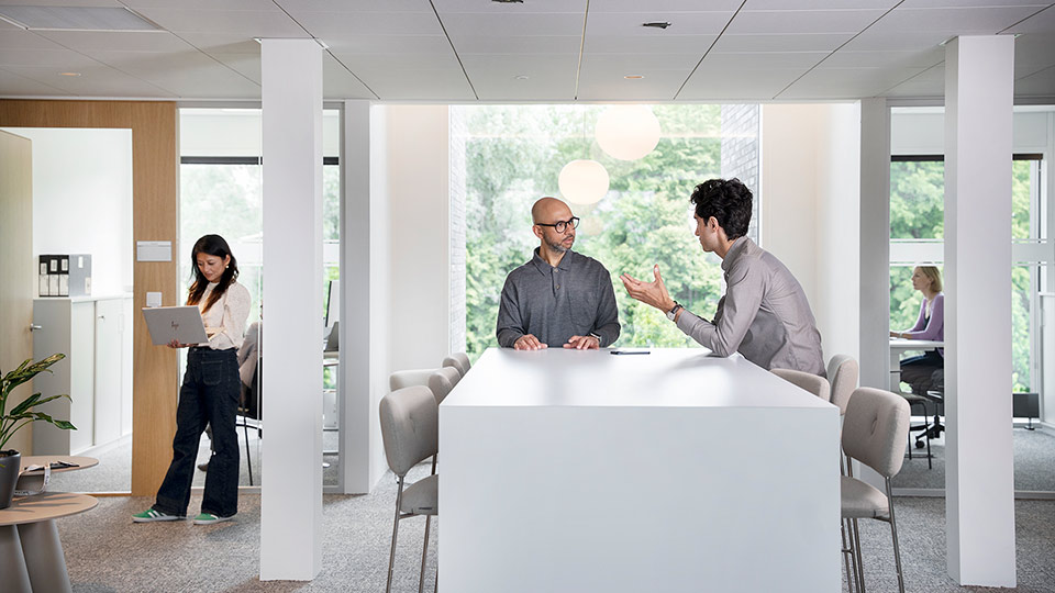 Tva Man Samtal Kontorslandskap.Jpg