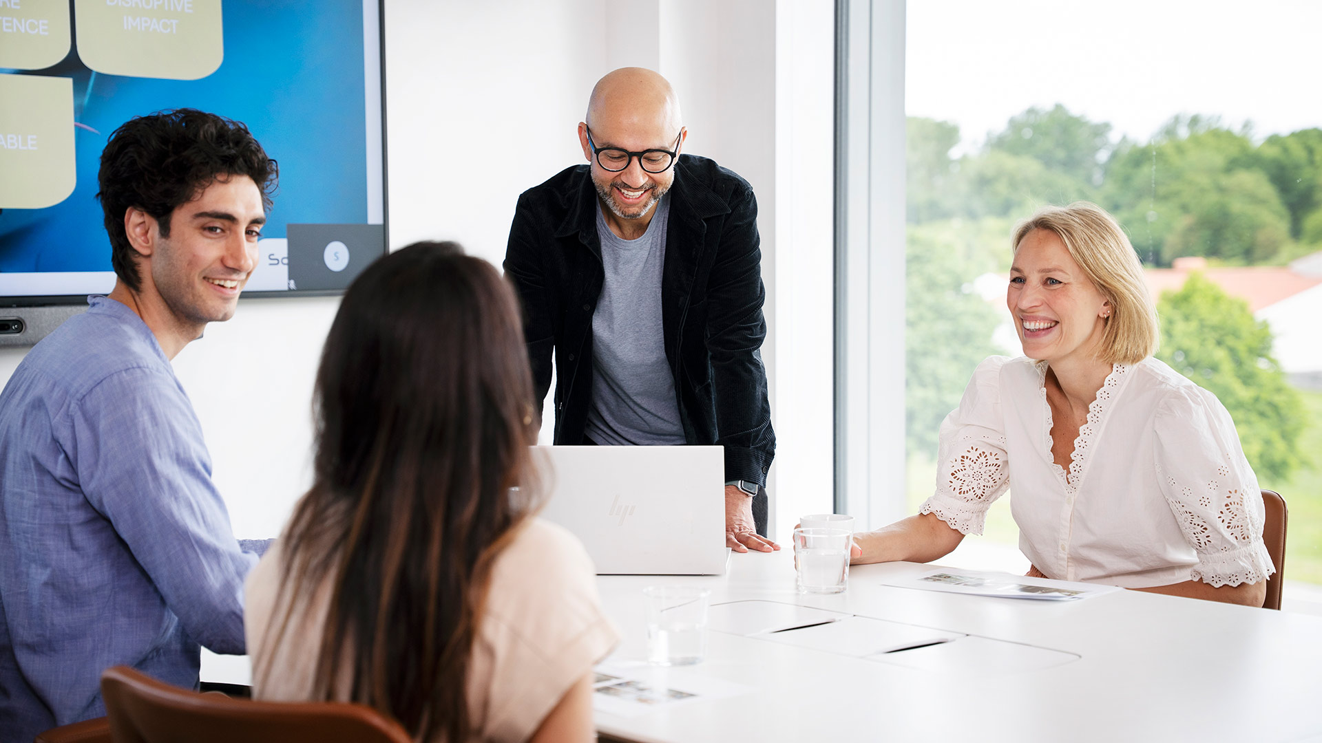 Kollega Presenterar Skrattar Innovation.Jpg