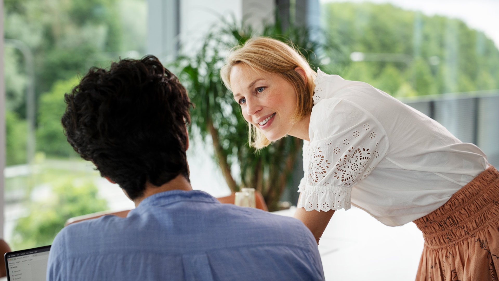 Kvinna Man Samtal Samarbete Moterum.Jpg