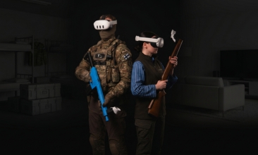 En militär och en jägare står rygg mot rygg och bär GAIM professionals VR-träningsglasögon och gevär.