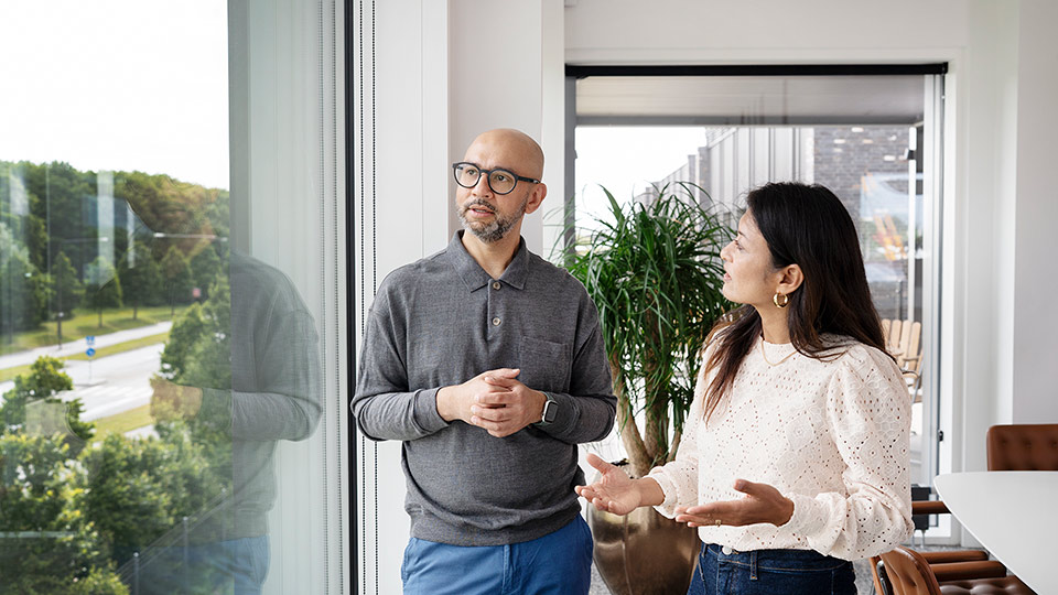 Tva Kollegor Fonster Samtal Framtid.Jpg