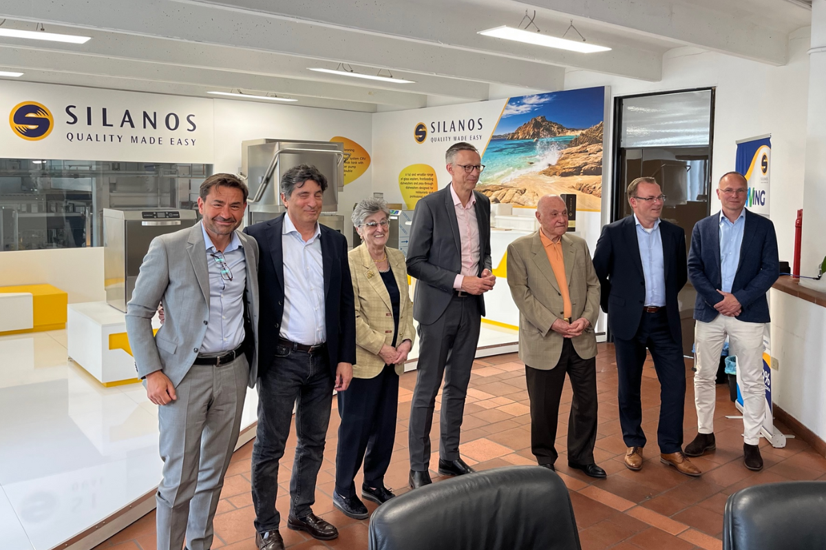 Gruppbild vid kontoret på italienska familjeägda företaget Silanos vid Signering med Sandberg Development