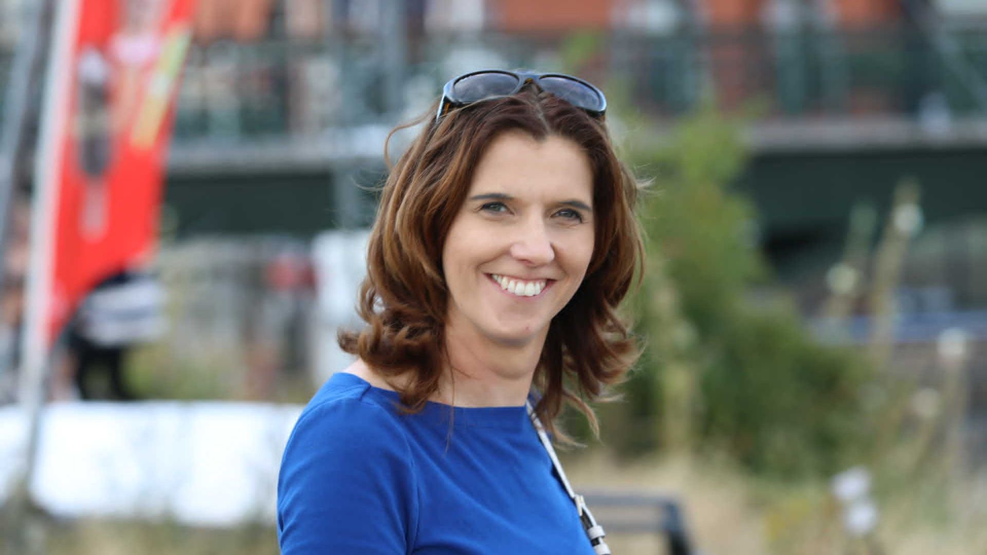 Catharina Paulcén - styrelseledamot i Nor:disk - ler och bär en klarblå tröja och ett par solglasögon på huvudet. 