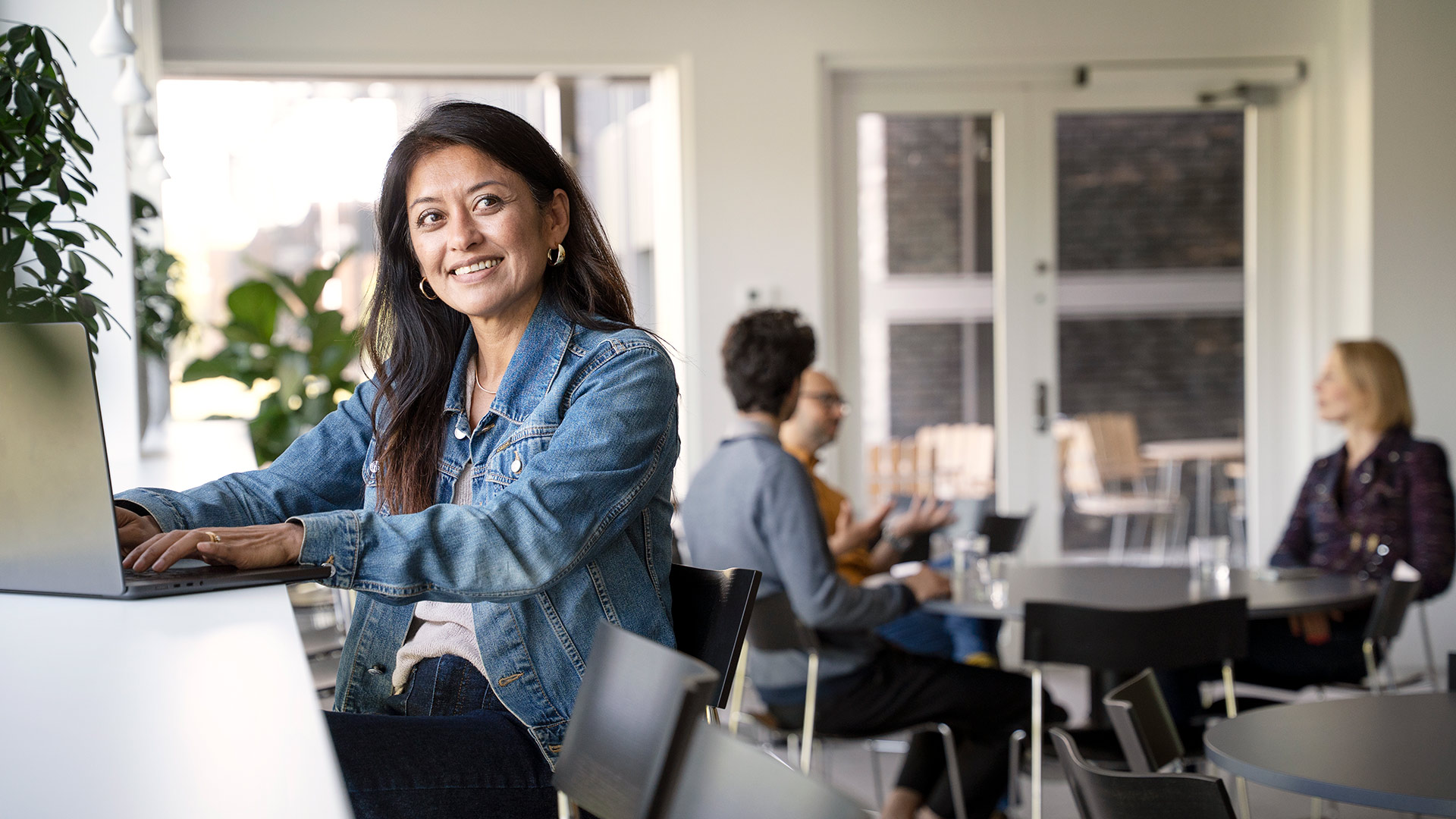 Kvinna Leende Laptop Matsal.Jpg