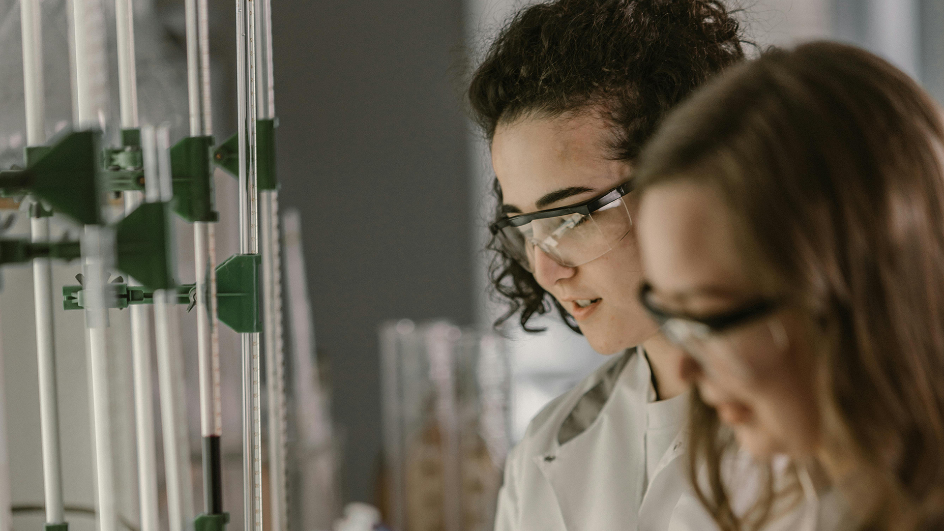 Kollegor Teamwork Fokus Incubate Produktion