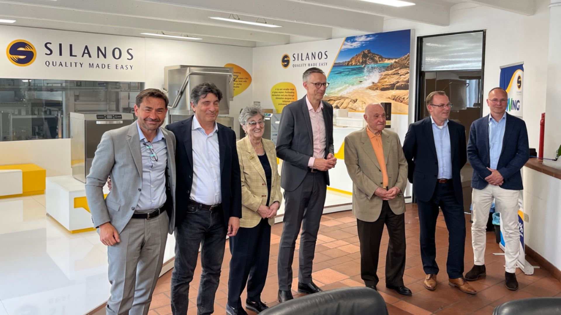 Gruppbild vid kontoret på italienska familjeägda företaget Silanos vid Signering med Sandberg Development