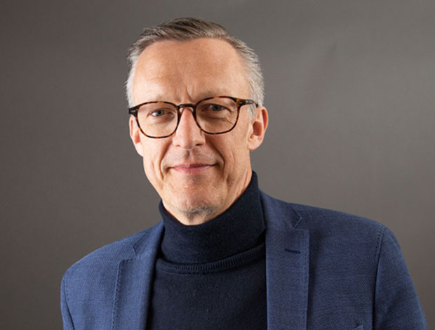 Porträttbild på Stefan Persson, VD och koncernchef på Sandberg Development, som tittar rakt fram. 