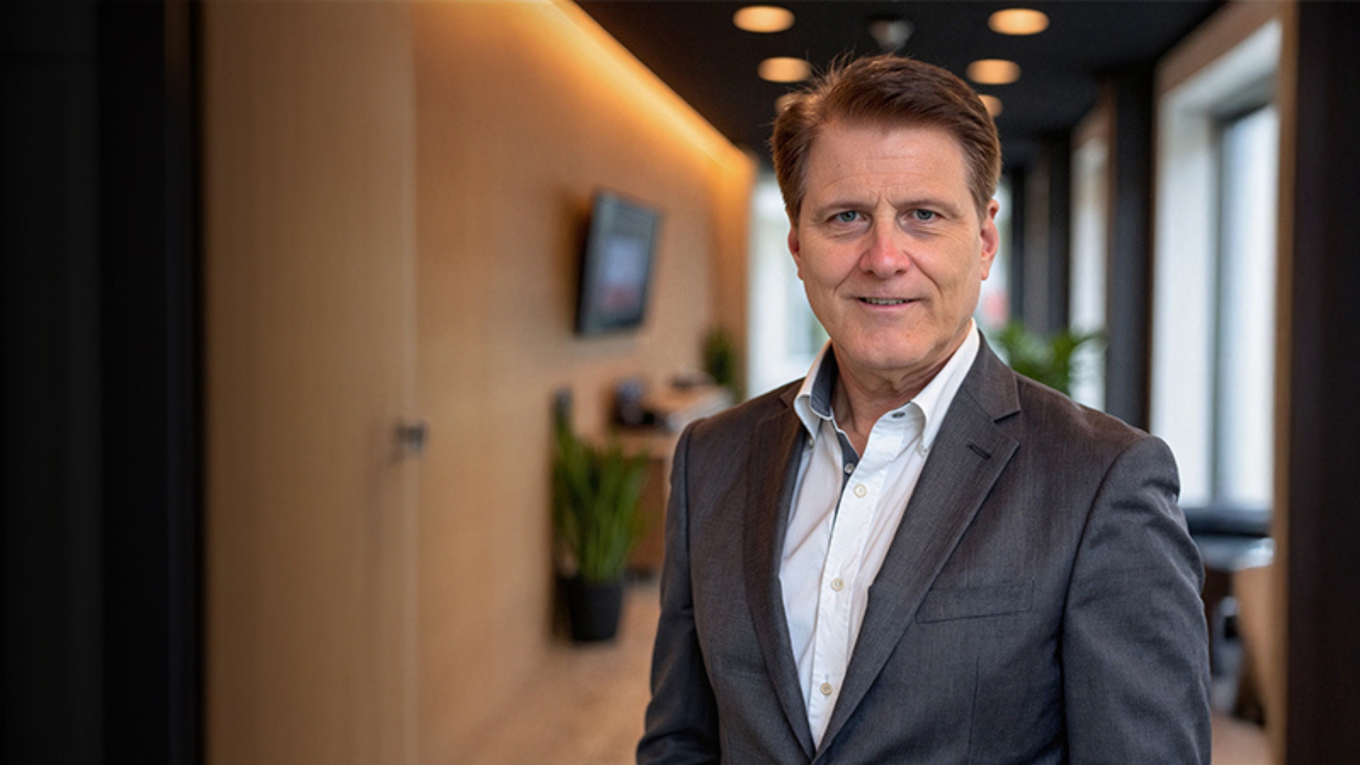 Porträttbild på Brian Lisankie, VD för Rescue Intelltech Nordamerika, i ett kontor och han tittar rakt in i kameran.