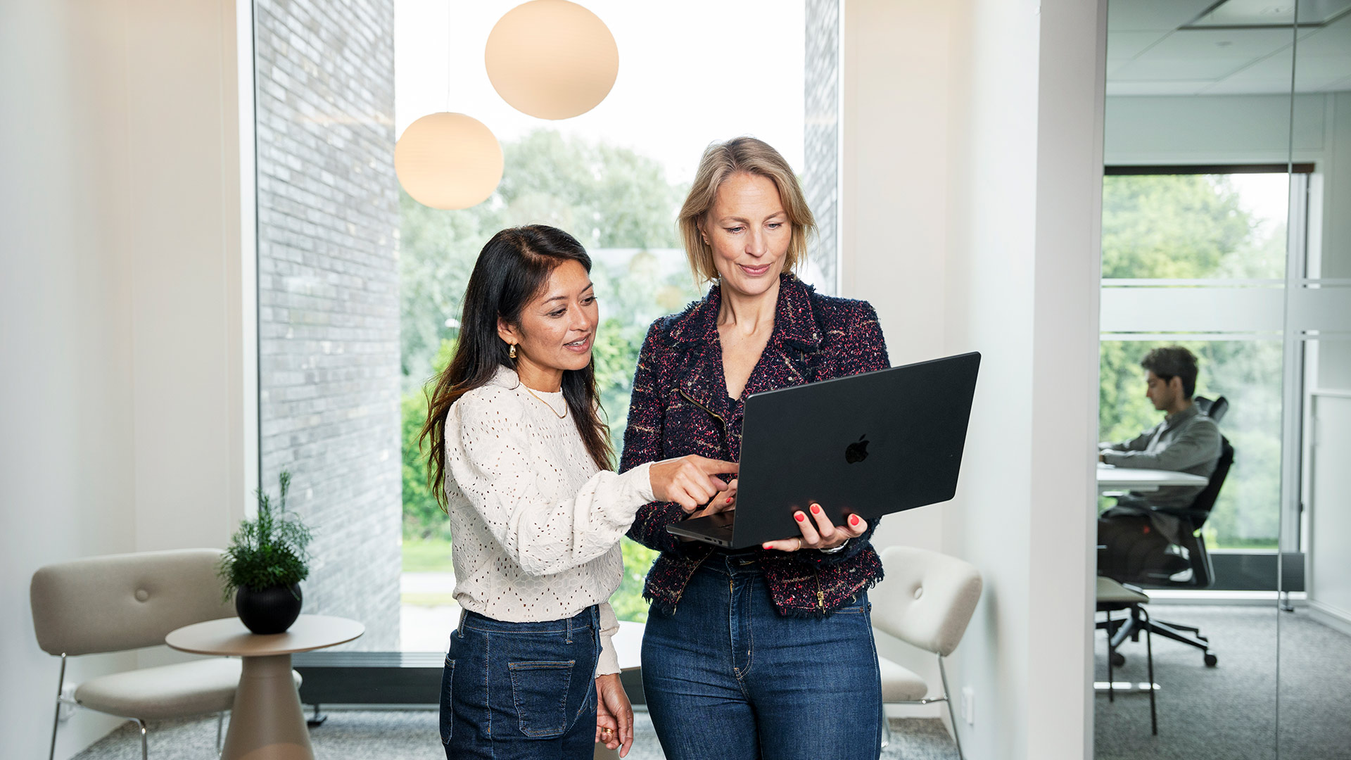 Tva Kvinnor Samarbete Laptop Kontor.Jpg