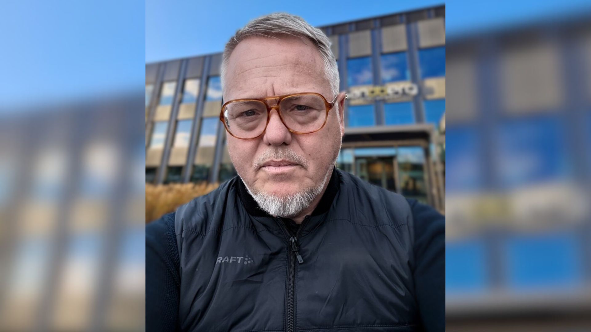 Peter Åberg - Head of production technology på Sandberg Development - står framför koncernens huvudkontor. 